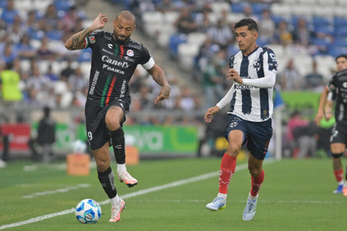 Fidel Ambriz (d) de Monterrey disputa el balón con Joao Pedro de San Luis. Imagen de archivo. EFE/ Miguel Sierra
