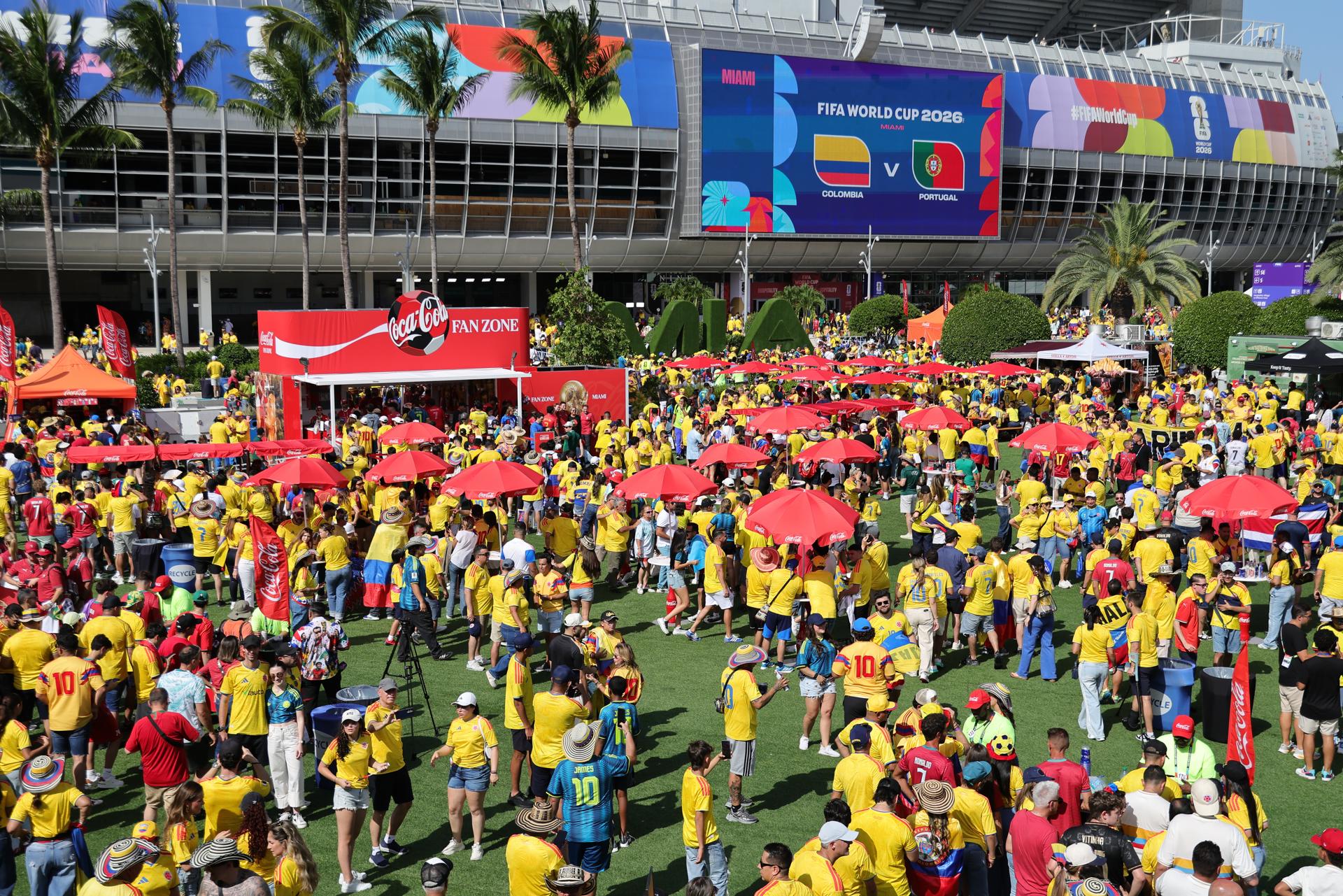Un numeroso grupo de colombianos llegan al partido del Mundial 2026 entre Colombia y Portugal, en Miami. EFE/EPA/CRISTÓBAL HERRERA-ULASHKEVICH
