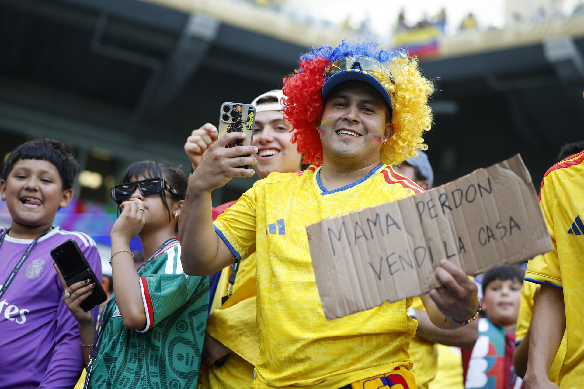 Un hincha de Colombia anima este sábado antes de un partido del Grupo K en el Mundial 2026 ante Portugal en el estadio Hard Rock de Miami. FE/ Alberto Estevez
