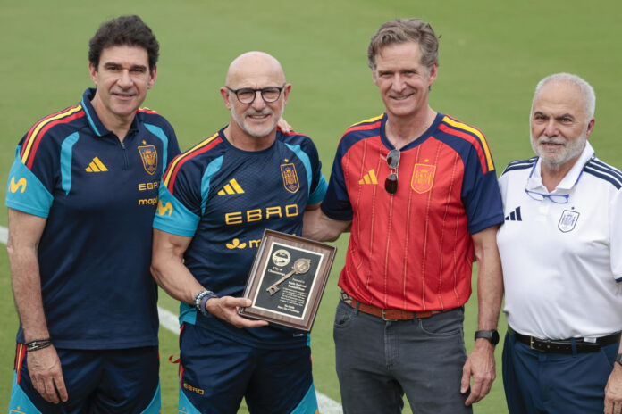 El seleccionador de España, Luis de la Fuente (2i), posa tras recibir la llave de Oro de la ciudad de Chattanooga por parte de su alcalde, Tim Kelly (2d), durante un entrenamiento en Chattanooga (Estados Unidos). EFE/Lavandeira Jr
