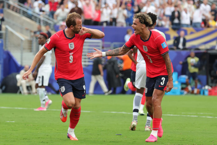 Harry Kane (i) celebra el gol, tercero de su cuenta en el Mundial, que selló este sábado la victoria de Inglaterra por 0-2 sobre Panamá en la última jornada del Grupo L en el estadio MetLife de Nueva Jersey. EFE/ Sebastiao Moreira
