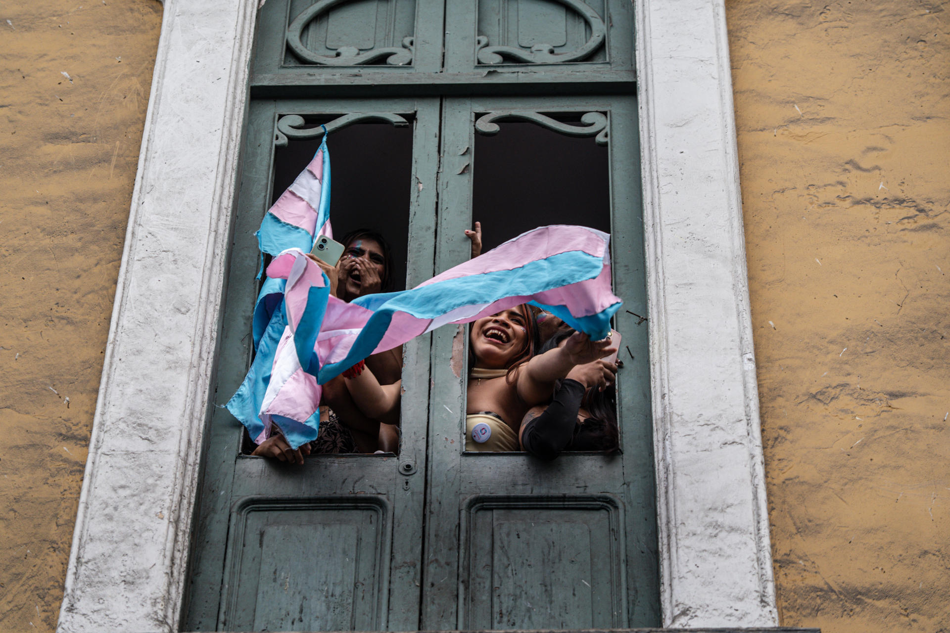 Personas participan en la marcha con motivo del Día del Orgullo LGBTI este sábado, en Lima (Perú). EFE/ John Reyes
