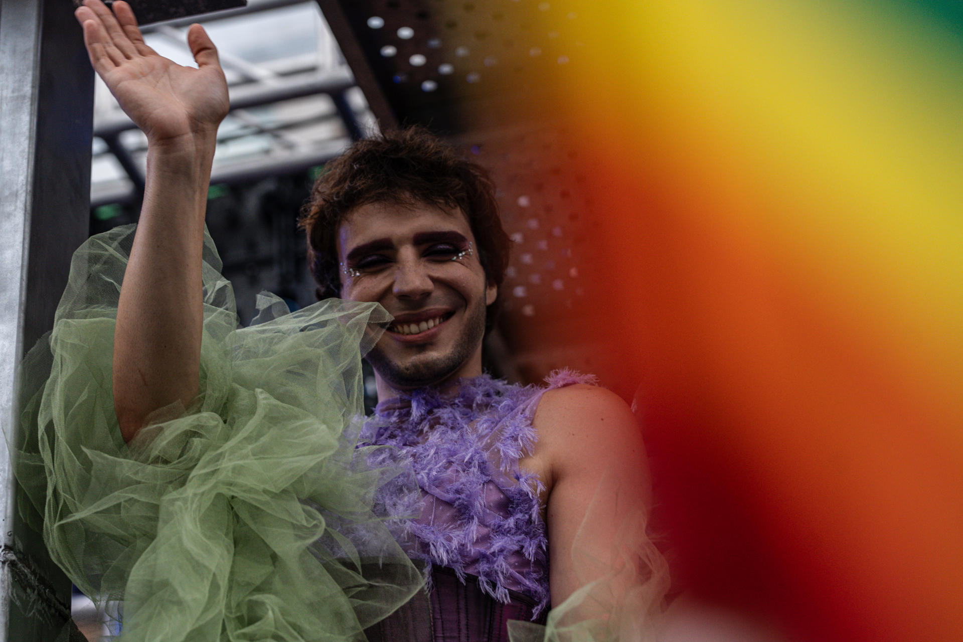 Una persona participa en la marcha con motivo del Día del Orgullo LGBTI este sábado, en Lima (Perú). EFE/ John Reyes
