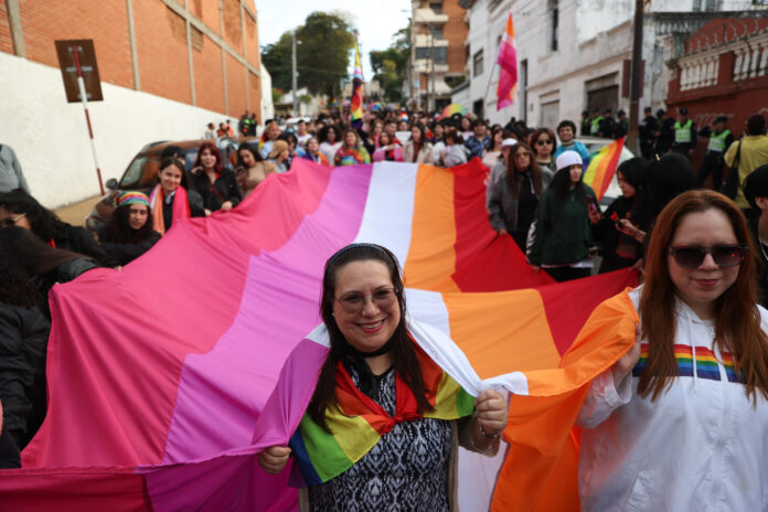 Personas participan en la marcha con motivo del Día del Orgullo LGTBI este sábado, en Asunción (Paraguay). EFE/ Juan Pablo Pino
