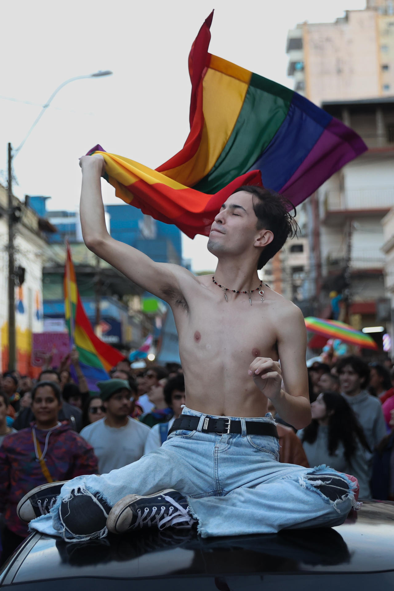 Una persona participa en la marcha con motivo del Día del Orgullo LGTBI este sábado, en Asunción (Paraguay).EFE/ Juan Pablo Pino
