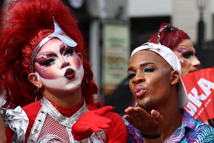 Personas participan en la marcha con motivo del Día del Orgullo LGTBI este sábado, en Ciudad de Panamá (Panamá). EFE/ Carlos Lemos
