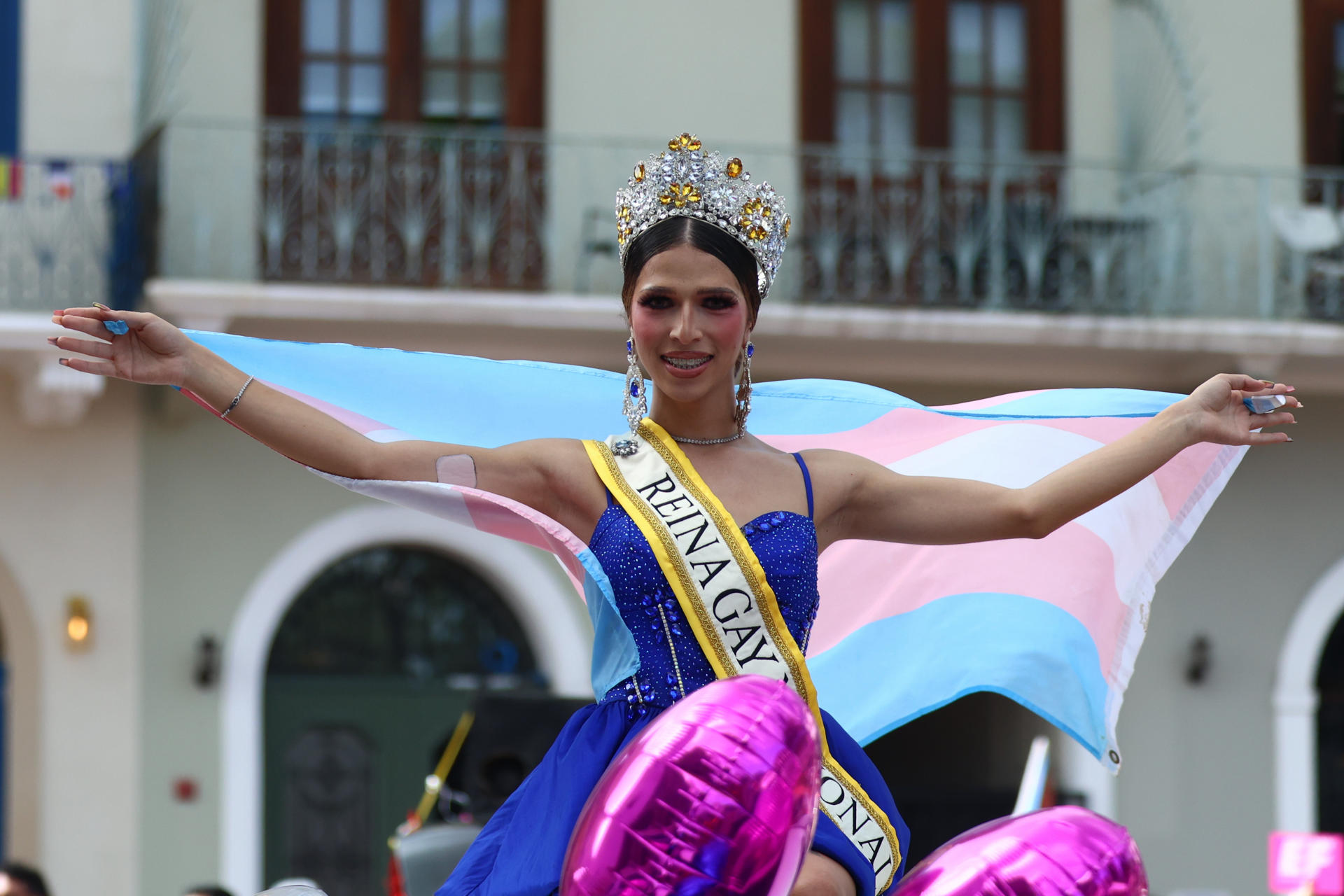 Una persona participa en la marcha con motivo del Día del Orgullo LGTBI este sábado, en Ciudad de Panamá (Panamá). EFE/ Carlos Lemos

