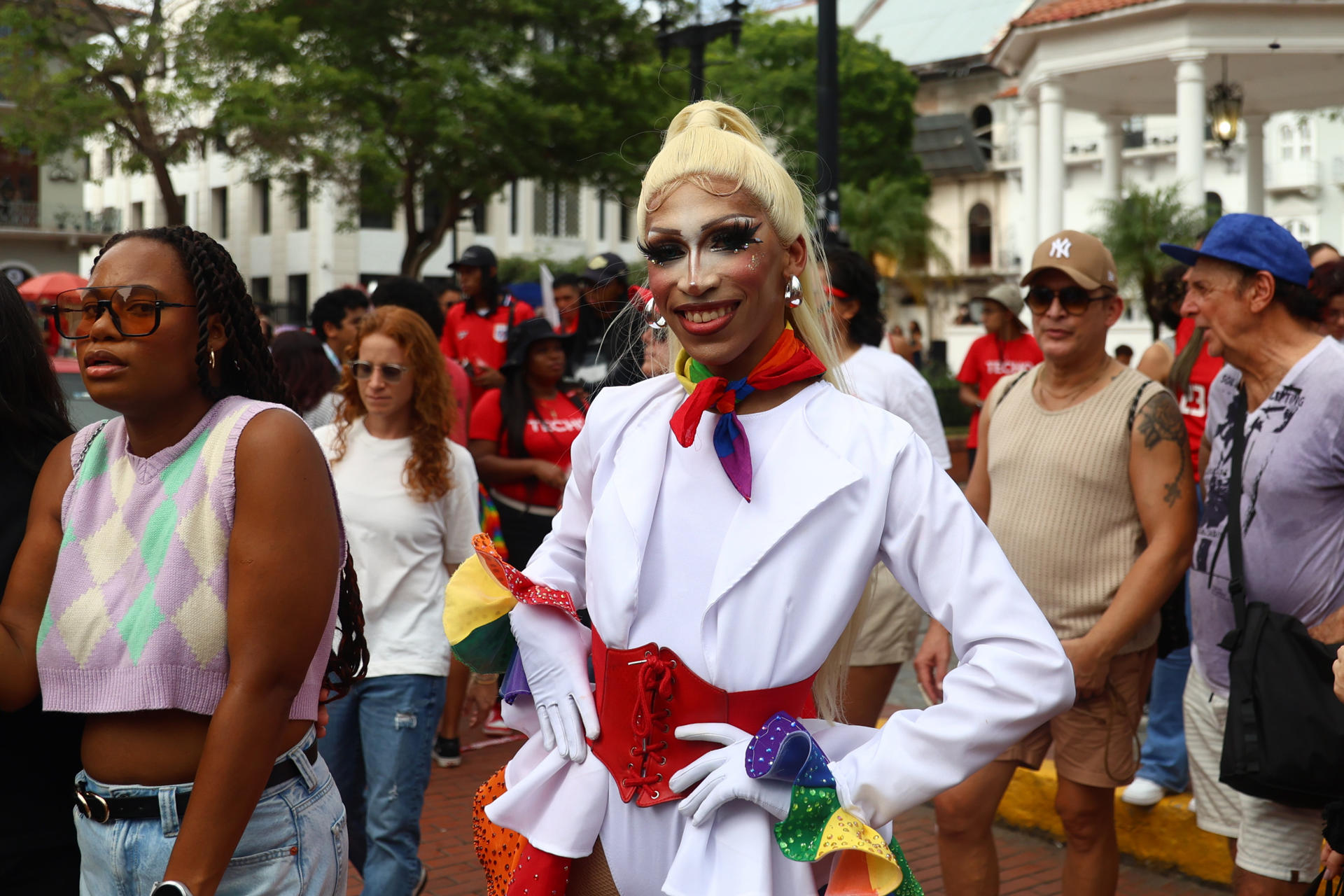 Personas participan en la marcha con motivo del Día del Orgullo LGTBI este sábado, en Ciudad de Panamá (Panamá). EFE/ Carlos Lemos
