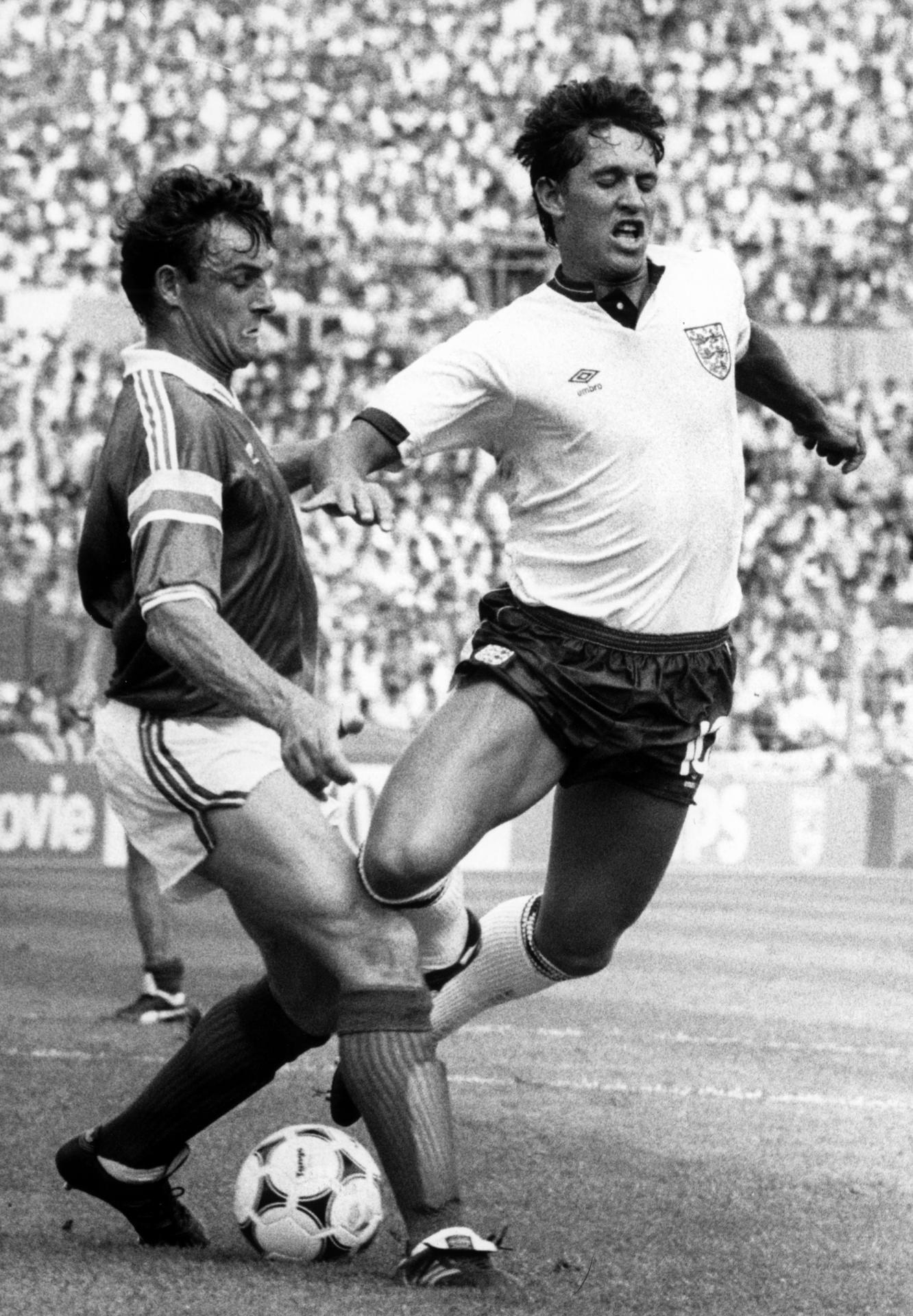 Fotografía de archivo del 12 de junio de 1988 en la que se observa al delantero inglés Gary Lineker (d) al ser derribado por el jugador irlandés Kevin Moran, durante el partido de la Europa 1988 disputado entre las selecciones de Inglaterra e Irlanda en el estadio Neckarstadion de Stuttgart (Alemania). EFE/ Alain Gavillet/ARCHIVO
