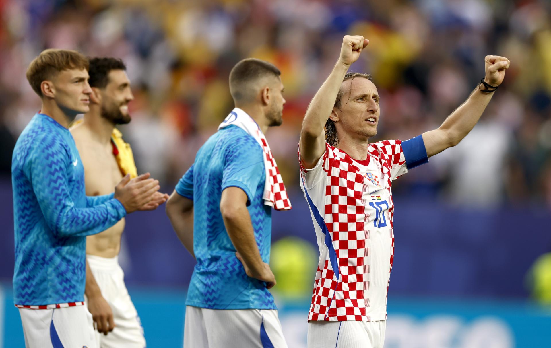 Luka Modric (D), de Croacia, y sus compañeros celebran la clasificación a segunda ronda del Mundial 2026 tras vencer a Ghana en Filadelfia. EFE/EPA/WILL OLIVER
