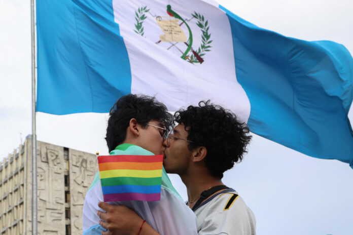 Personas participan en la marcha con motivo del Día del Orgullo LGTBI este sábado, en Ciudad de Guatemala (Guatemala). EFE/ Mariano Macz
