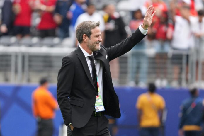 El seleccionador de Panamá, Thomas Christiansen, en el partido ante Inglaterra en el estadio MetLife de Nueva Jersey. EFE/Ángel Colmenares
