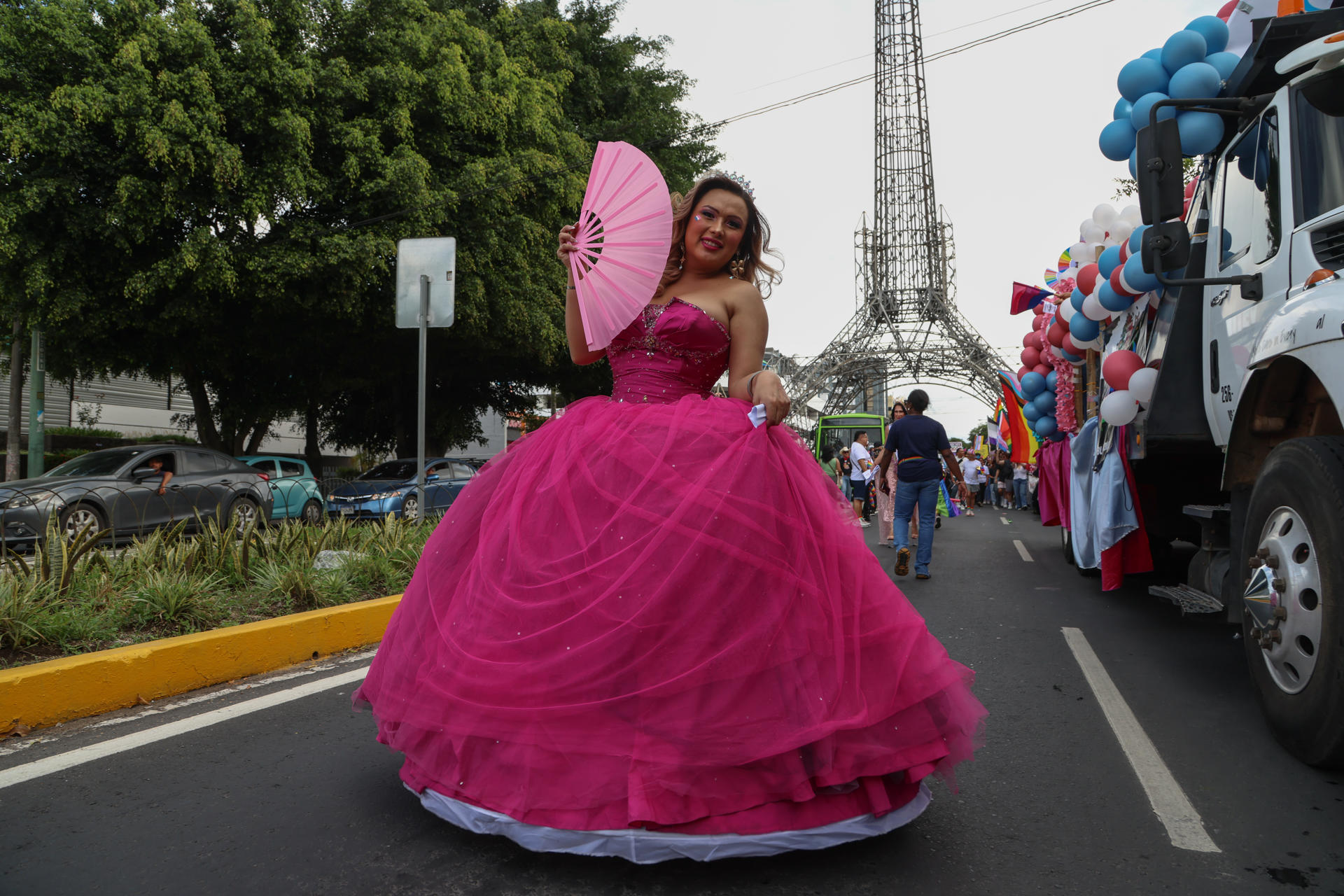 AME5249. CIUDAD DE GUATEMALA (GUATEMALA), 27/06/2026.- Una persona participa en la marcha con motivo del Día del Orgullo LGTBI este sábado, en Ciudad de Guatemala (Guatemala). EFE/ Mariano Macz
