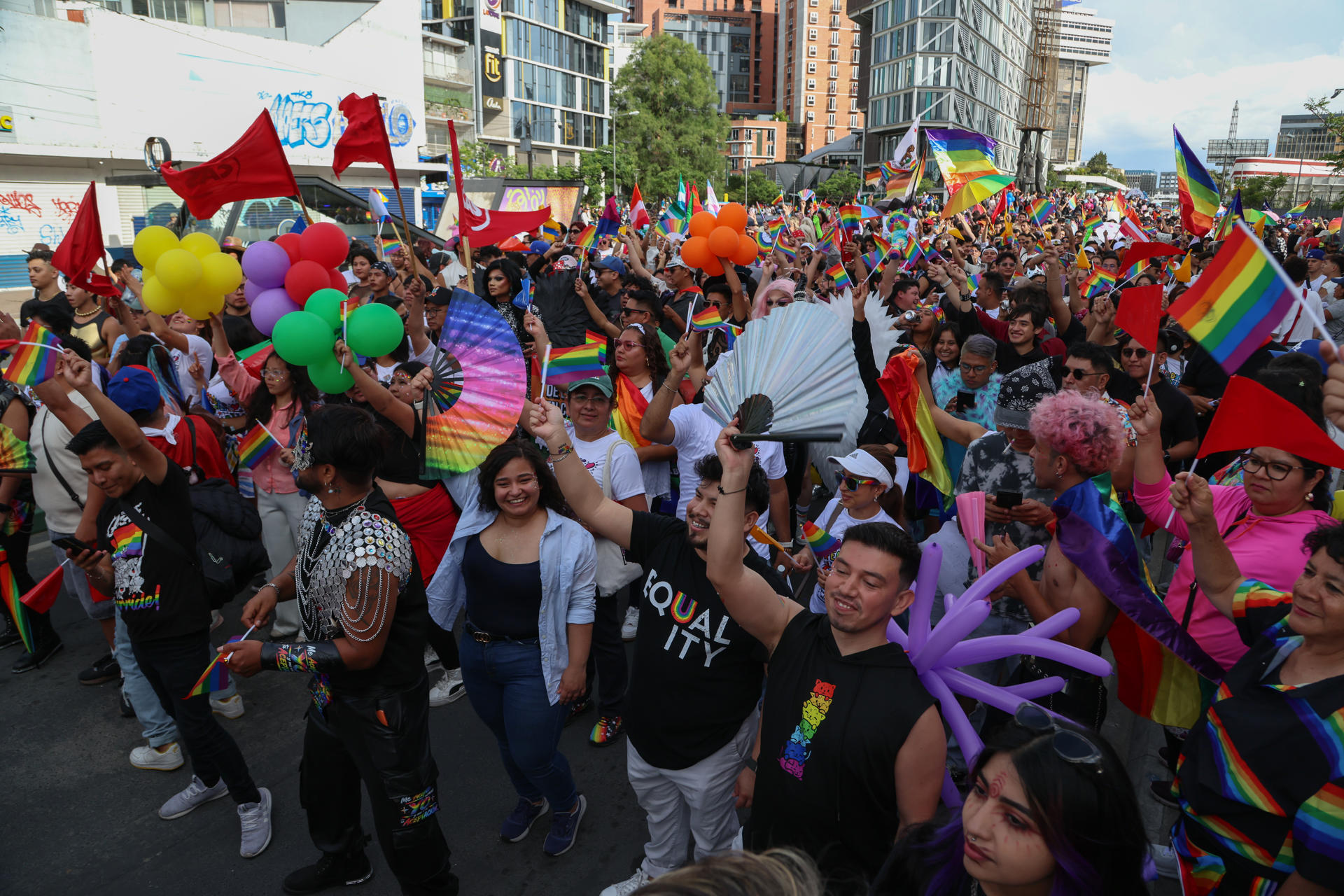 Personas participan en la marcha con motivo del Día del Orgullo LGTBI este sábado, en Ciudad de Guatemala (Guatemala). EFE/ Mariano Macz
