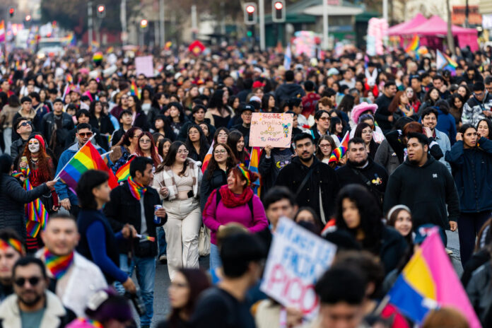 Personas participan en la marcha con motivo del Día del Orgullo LGTBI este sábado, en Santiago (Chile). EFE/ Javier Torres
