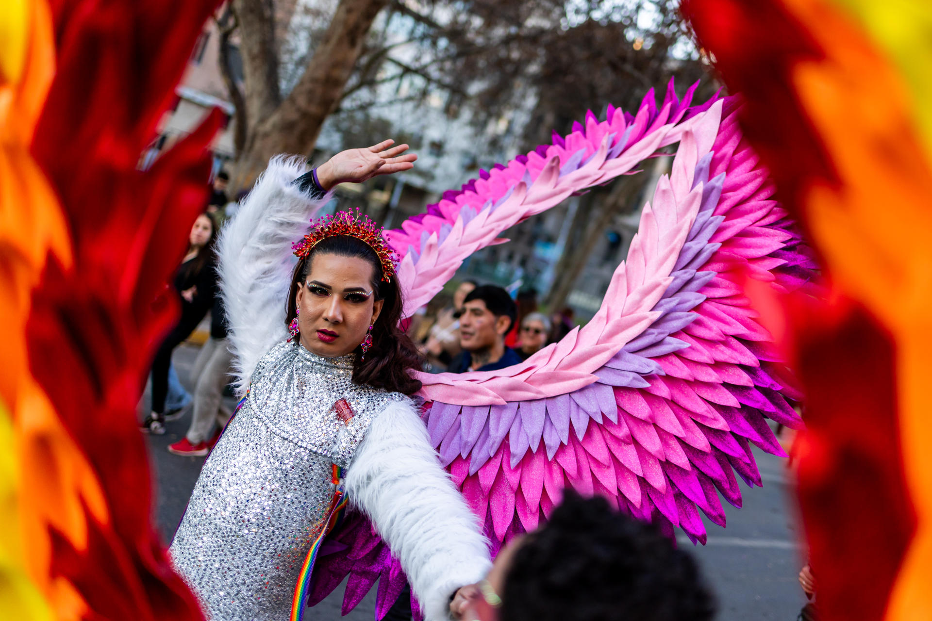 Una persona participa en la marcha con motivo del Día del Orgullo LGTBI este sábado, en Santiago (Chile). EFE/ Javier Torres
