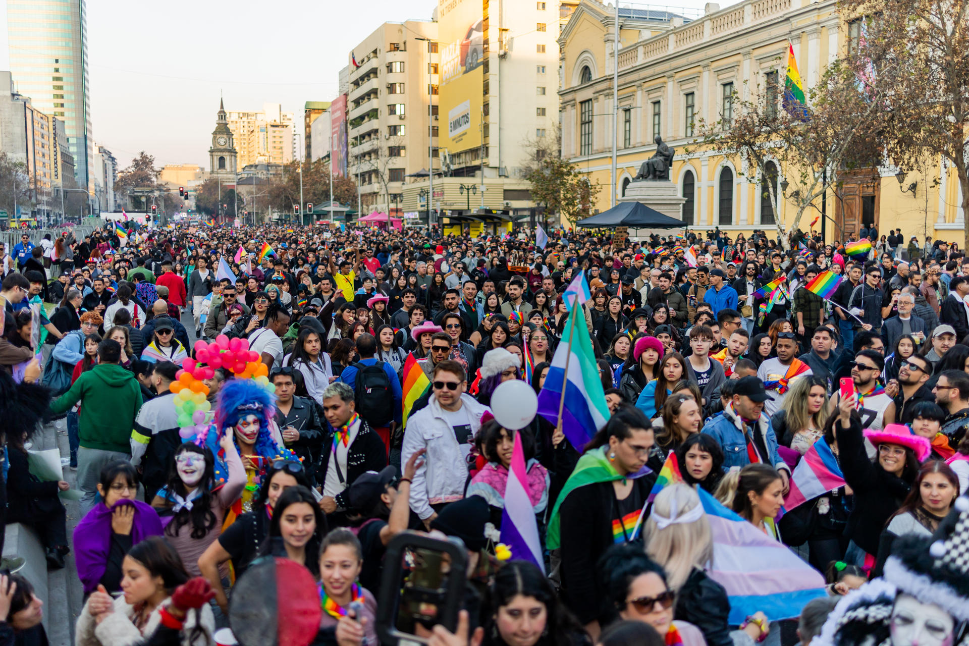 Personas participan en la marcha con motivo del Día del Orgullo LGTBI este sábado, en Santiago (Chile). EFE/ Javier Torres
