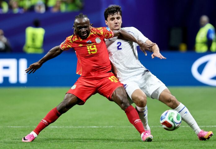 Fiston Mayele, de la República Democrática del Congo (i), y Abdukodir Khusanov, de Uzbekistán, en acción durante el partido de la fase de grupos de la Copa Mundial de la FIFA 2026 entre RDC y Uzbekistán en Atlanta (EE.UU.). EFE/RONALD WITTEK
