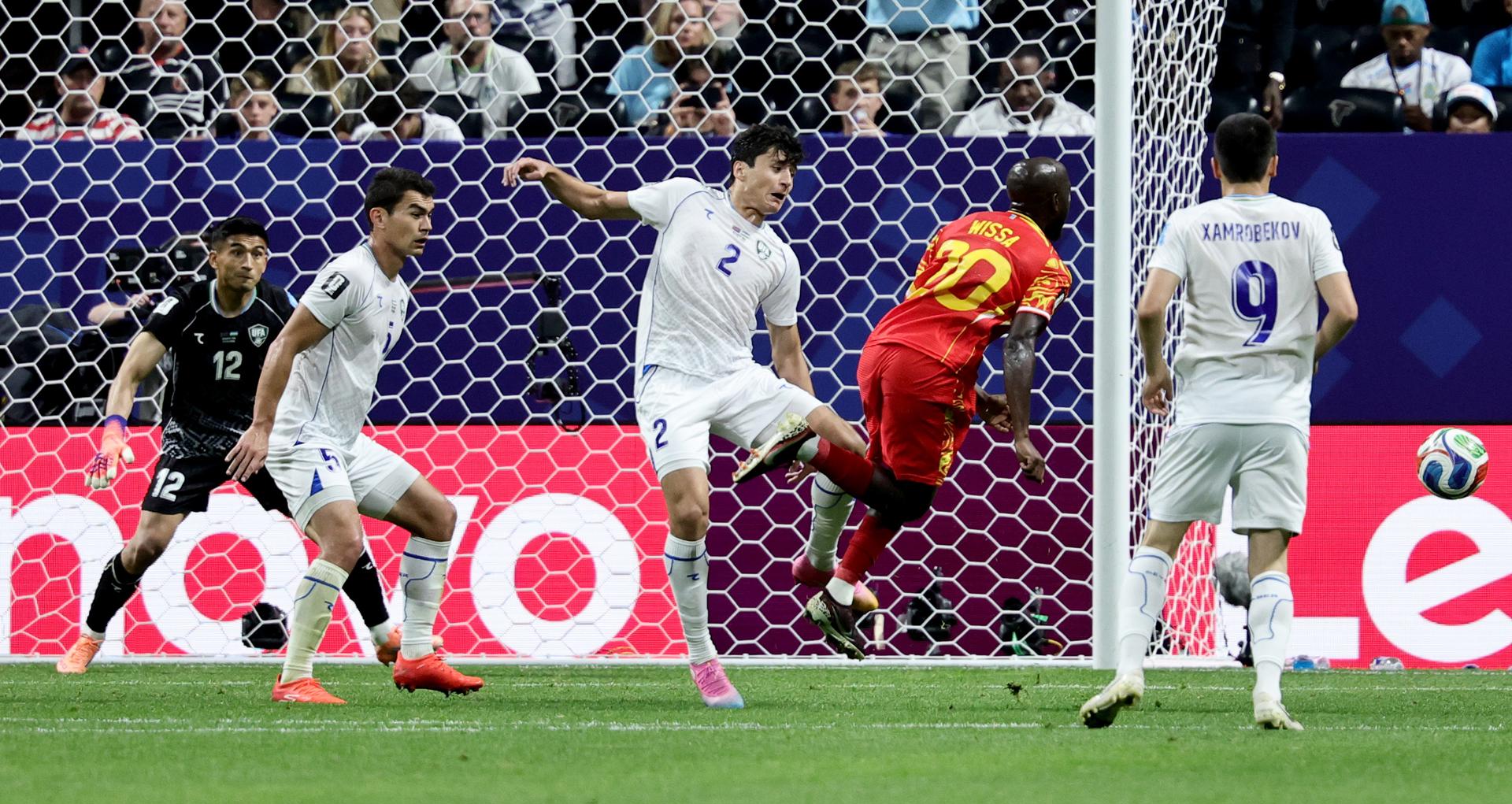 Yoane Wissa, de la República Democrática del Congo (d), y Abdukodir Khusanov, de Uzbekistán (c), en acción durante el partido de la fase de grupos de la Copa Mundial de la FIFA 2026 entre la RDC y Uzbekistán en Atlanta (EE.UU.). EFE/RONALD WITTEK
