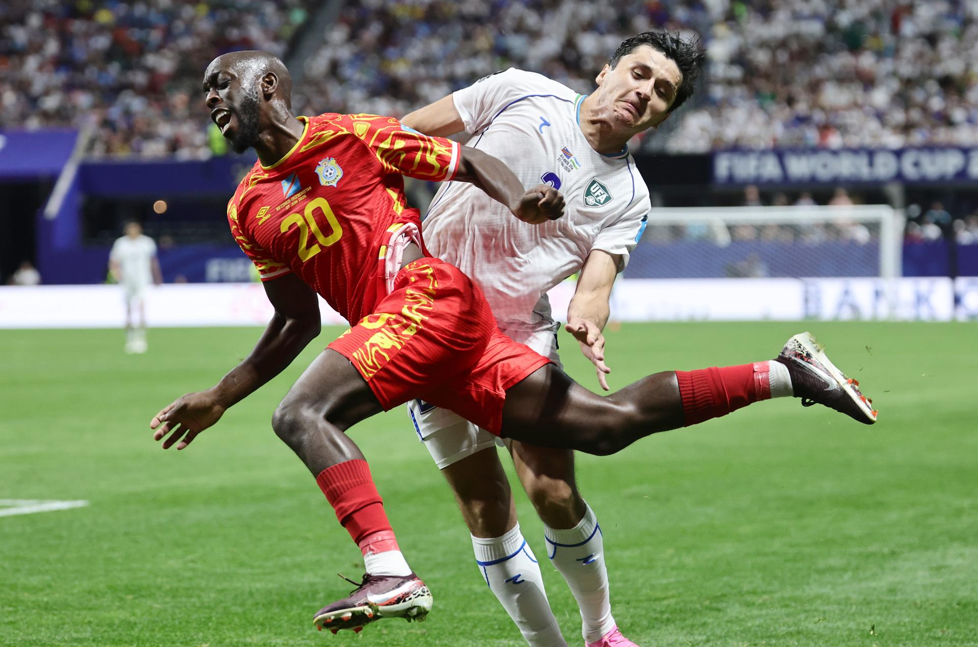 Yoane Wissa, de la República Democrática del Congo (i), y Abdukodir Khusanov, de Uzbekistán, en acción durante el partido de la fase de grupos de la Copa Mundial de la FIFA 2026 entre la RDC y Uzbekistán en Atlanta (EE.UU.). EFE/RONALD WITTEK
