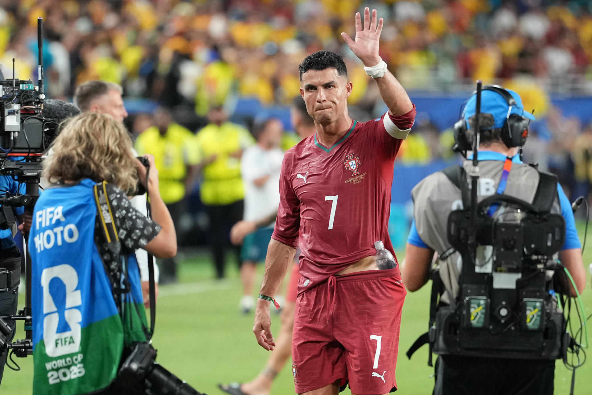 Cristiano Ronaldo, de Portuga,l saluda al final del partido del grupo K del Mundial 2026 ante Colombia en el estadio Hard Rock en Miami. EFE/Alberto Boal
