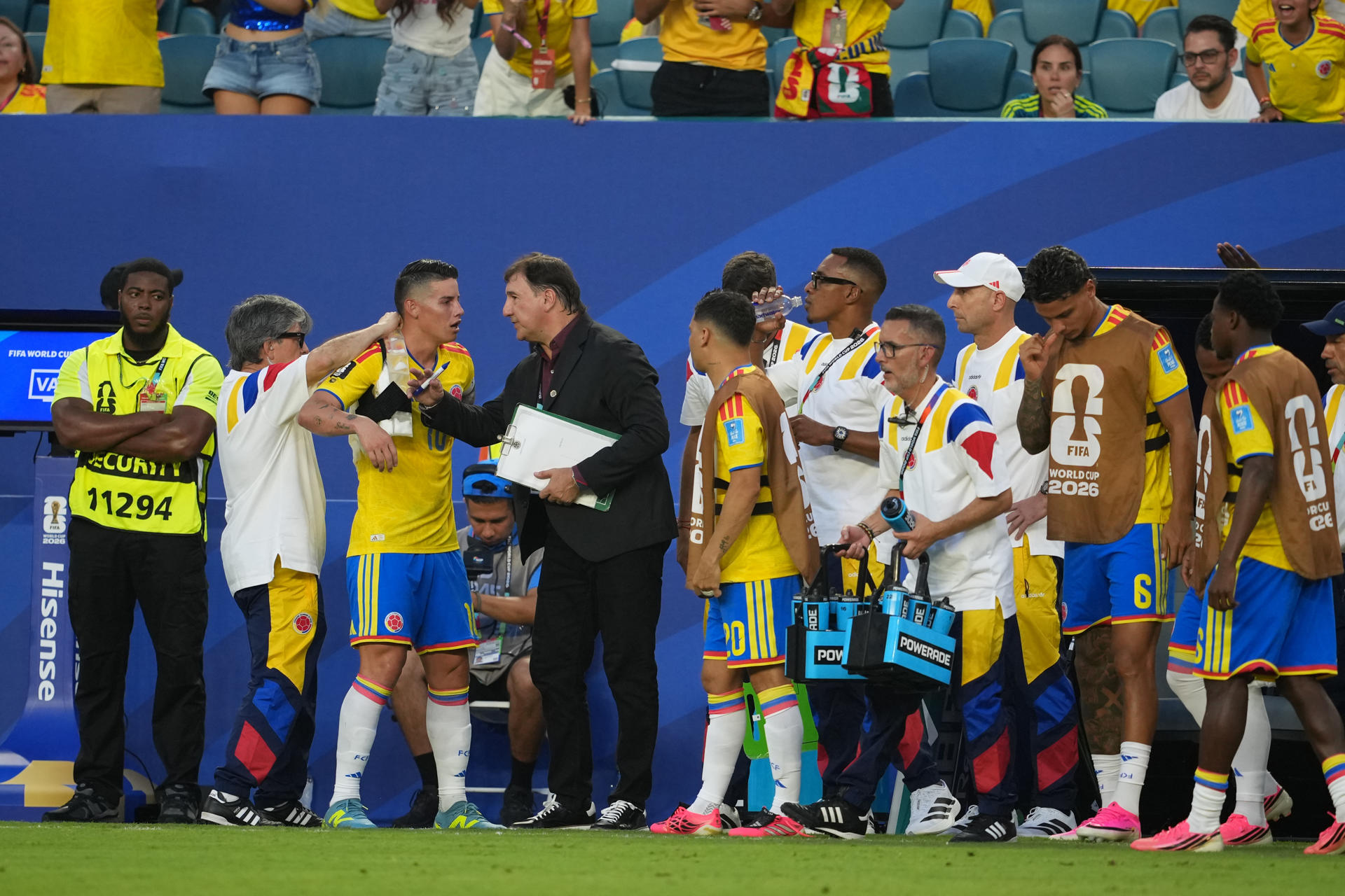 El seleccionador de Colombia, Néstor Lorenzo (2i), da indicaciones a James Rodríguez en un partido del grupo K del Mundial de la FIFA 2026 entre Colombia y Portugal en el estadio Hard Rock en Miami (EE.UU.). EFE/Alberto Boal
