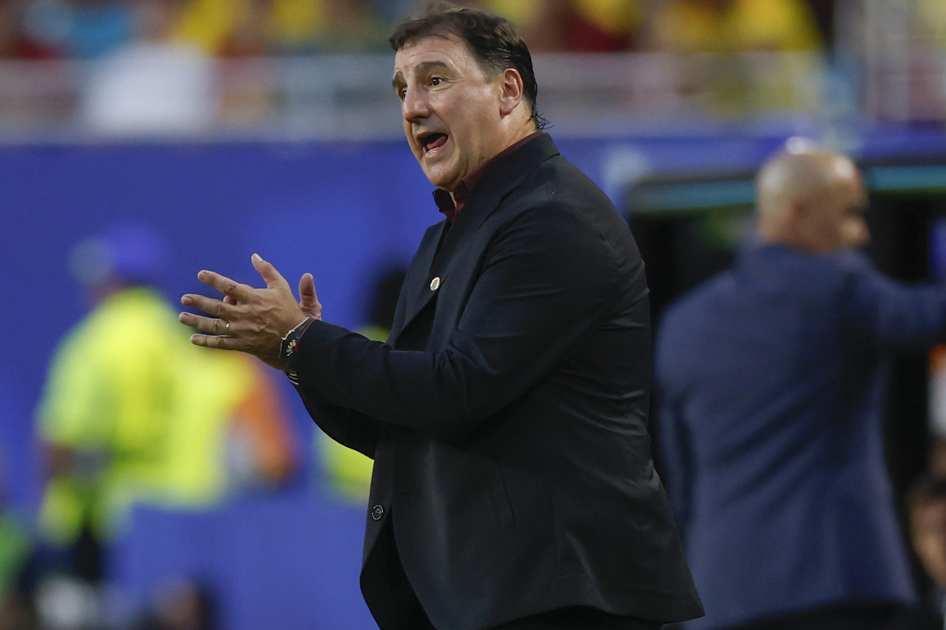 El seleccionador de Colombia, Néstor Lorenzo, dirige durante un partido del grupo K en el Mundial de la FIFA 2026 entre Colombia y Portugal en el estadio Hard Rock de Miami (EE.UU.). EFE/ Alberto Estevez
