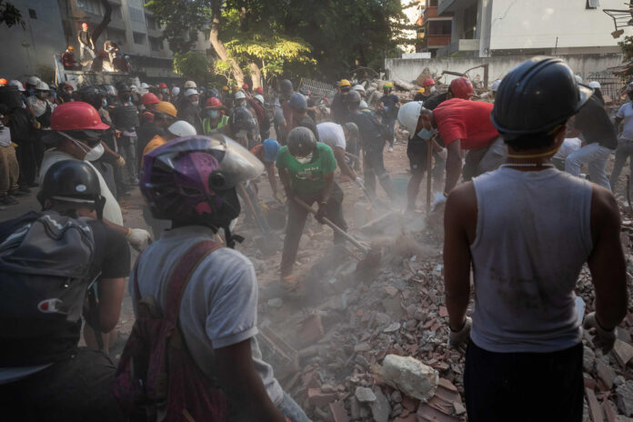 Personas realizan labores de rescate en una zona afectada por un terremoto, este sábado en Caracas (Venezuela). EFE/ Ronald Peña R
