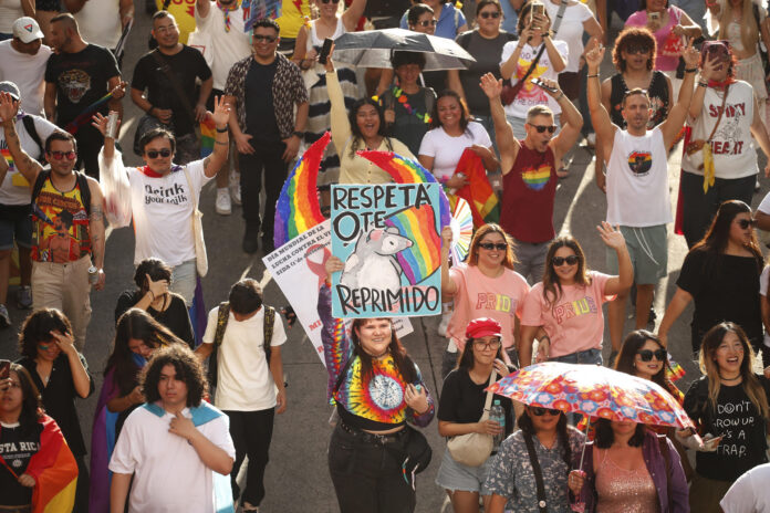 Decenas de personas fueron captadas este 27 de junio al participar en el desfile del orgullo LGBTIQ+, en San Salvador (El Salvador). EFE/Rodrigo Sura
