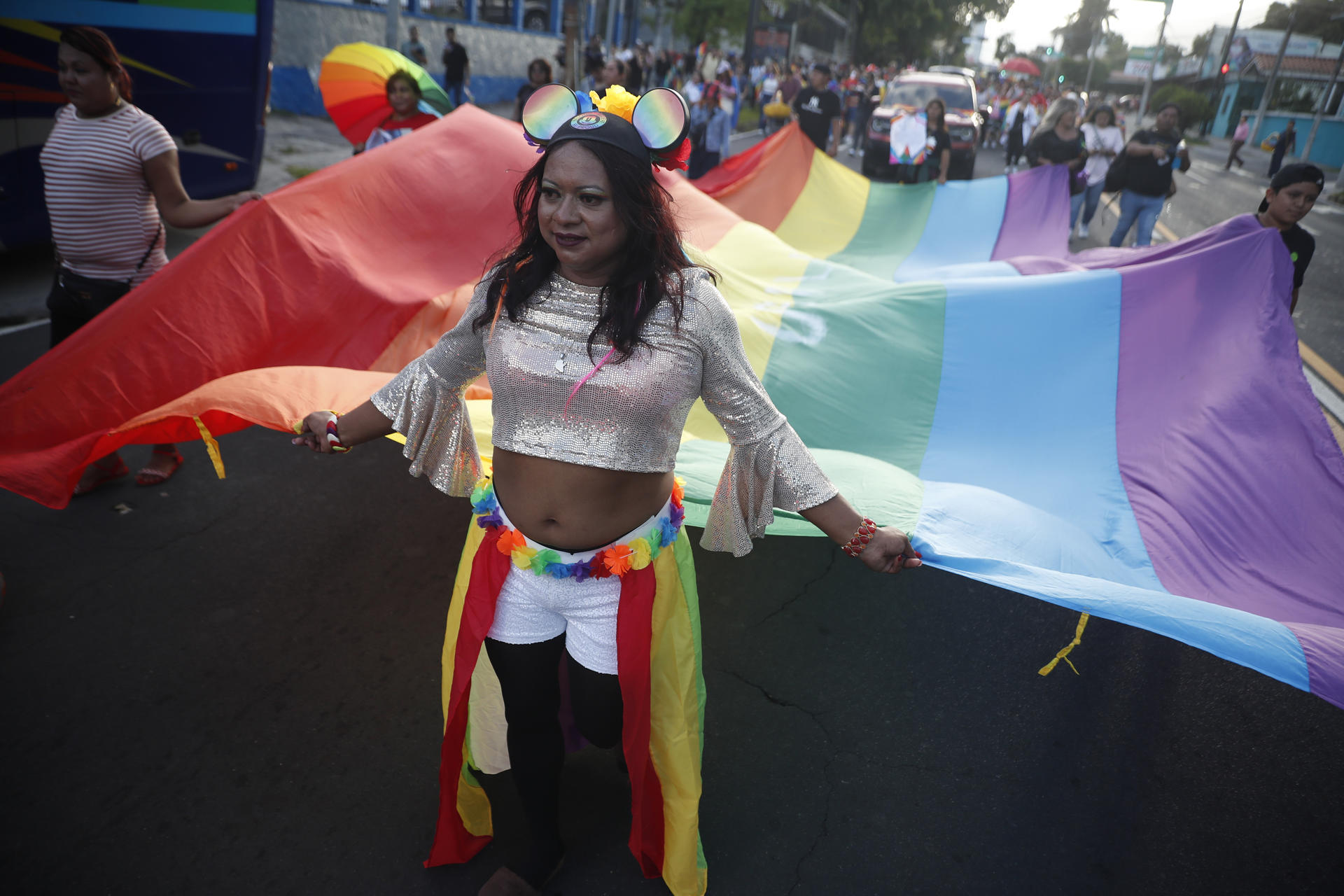 Decenas de personas fueron captadas este 27 de junio al participar en el desfile del orgullo LGBTIQ+, en San Salvador (El Salvador). EFE/Rodrigo Sura
