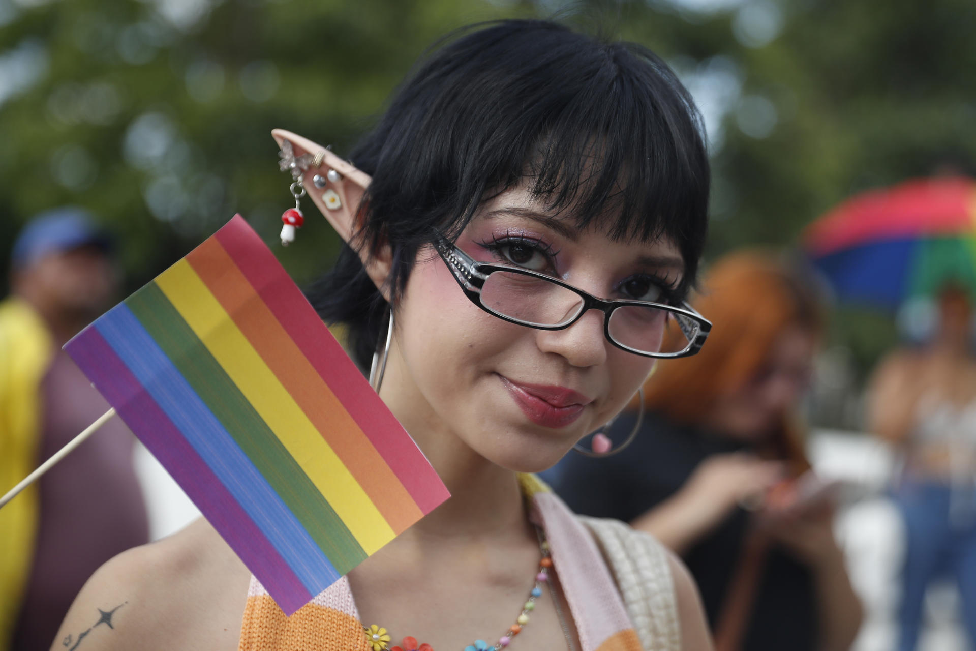 Un participante del desfile del orgullo LGBTIQ+ fue captado este 27 de junio, en San Salvador (El Salvador). EFE/Rodrigo Sura
