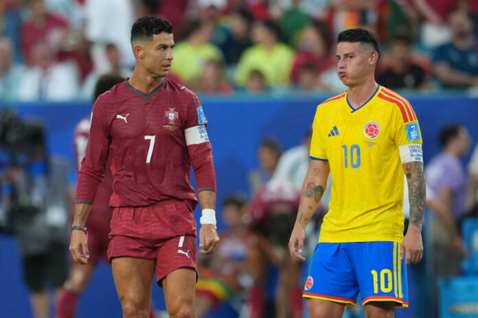 James Rodríguez (d) de Colombia reacciona junto a Cristiano Ronaldo de Portugal este sábado, en un partido del grupo K del Mundial 2026 en el estadio Hard Rock en Miami. EFE/ Alberto Boal
