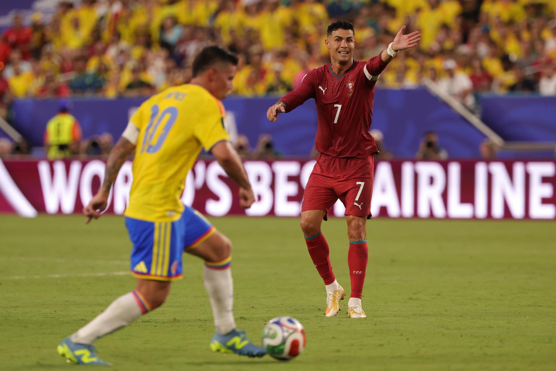 Cristiano Ronaldo, de Portugal (derecha), hace gestos mientras James Rodríguez, de Colombia (izquierda), entra en acción durante el partido de la Copa Mundial 2026 en Miami, Florida, EE.UU. EFE/EPA/CRISTÓBAL HERRERA-ULASHKEVICH
