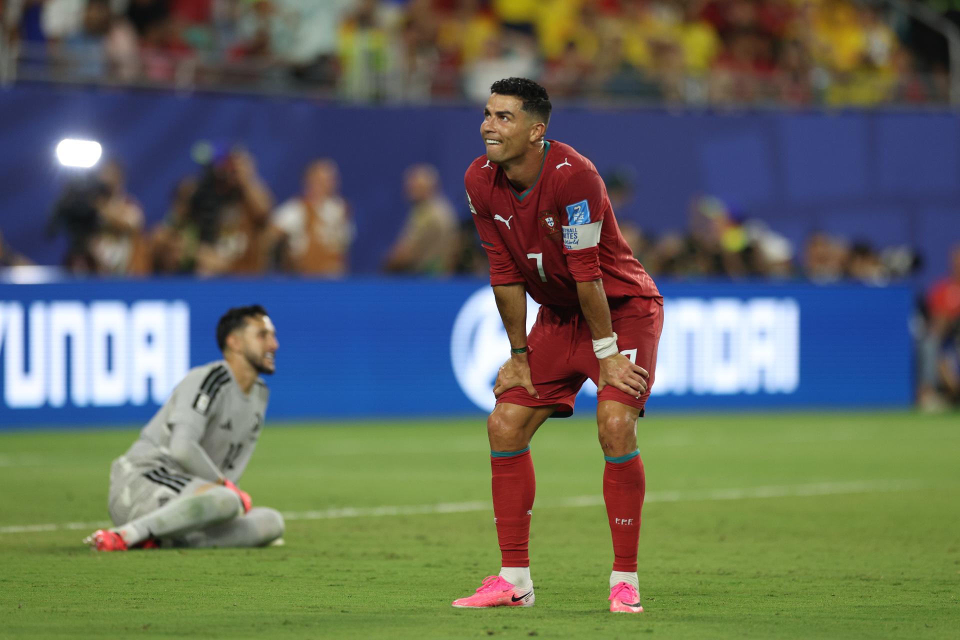 Cristiano Ronaldo lamenta la falta de puntería para vulnerar la portería de Colombia en el partido que este sábado los clasificó en Miami para la fase de dieciseisavos de final de Mundial. EFE/EPA/MIGUEL A. LOPES
