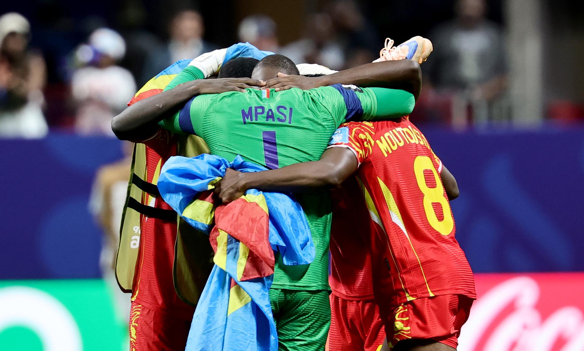 Jugadores de República Democrática del Congo celebran la histórica clasificación a una fase de elimiación directa del Mundial  tras  obtener en Atlanta el primer triunfo en sus dos participaciones a expensas de Uzbekistán. EFE/EPA/RONALD WITTEK
