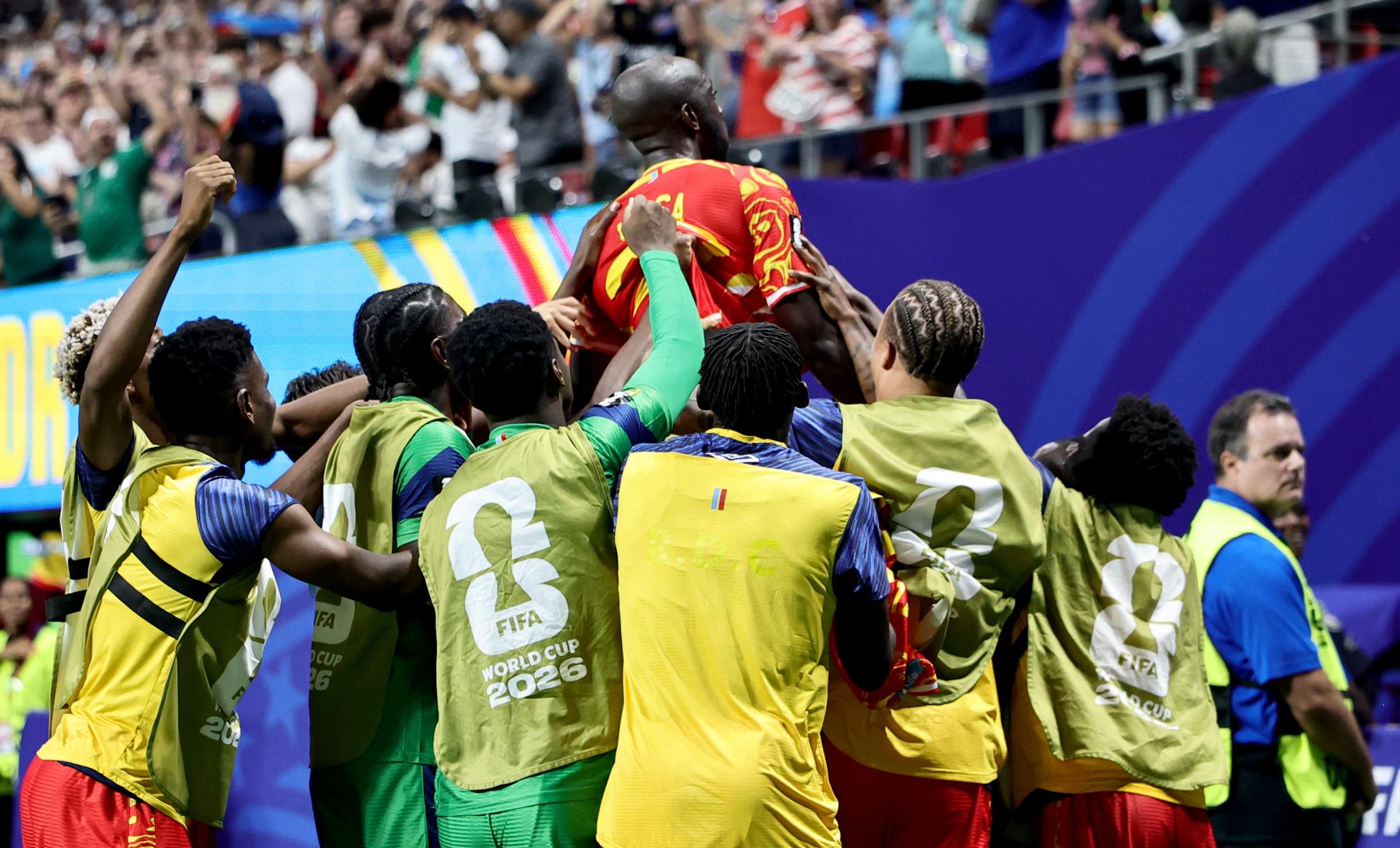 Jugadores de República Democrática del Congo celebran la histórica clasificación a una fase de elimiación directa del Mundial  tras  obtener en Atlanta el primer triunfo en sus dos participaciones a expensas de Uzbekistán. EFE/EPA/RONALD WITTEK
