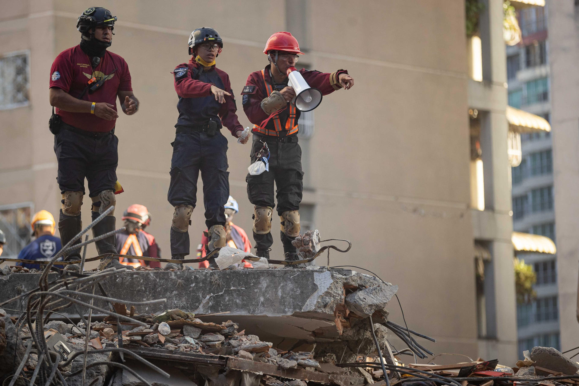 Rescatistas fueron captados este 27 de junio al coordinar las labores realizan labores de rescate y remoción de escombros, en un edificio afectado por los terremotos del pasado miércoles, en Caracas (Venezuela). EFE/Ronald Peña
