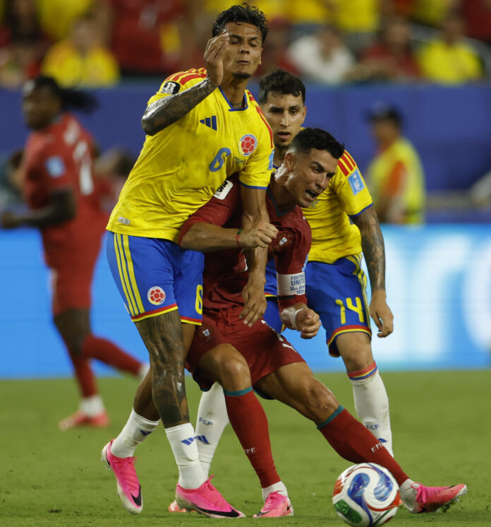 El mediocentro colombiano Richard Ríos (i) lamentoó este sábado en Miami la falta de gol. EFE/ Alberto Estevez
