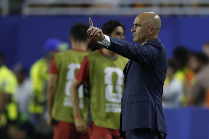 El seleccionador de Portugal, Roberto Martínez, en el juego ante Colombia en el estadio Hard Rock de Miami. EFE/Alberto Estévez
