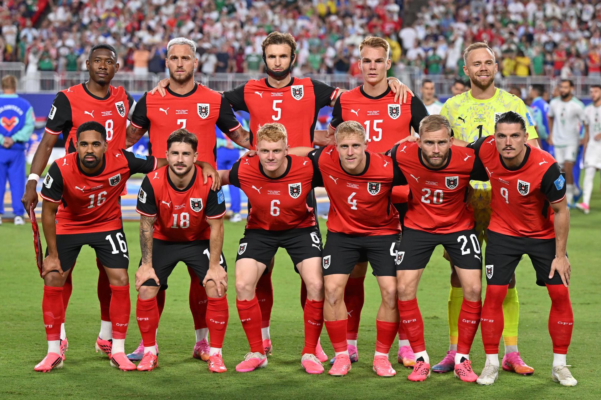 Los jugadores de la selección de Austria posan antes del partido con Argelia. EFE/EPA/AMY KONTRAS
