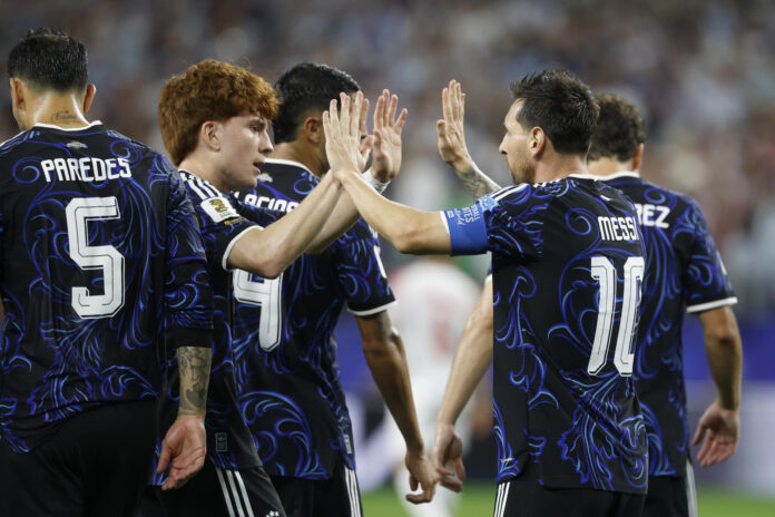 Jugadores de Argentina celebran ese sábado en Dallas la tercera victoria en el Mundial en igual número de salidas. EFE/ Mariscal
