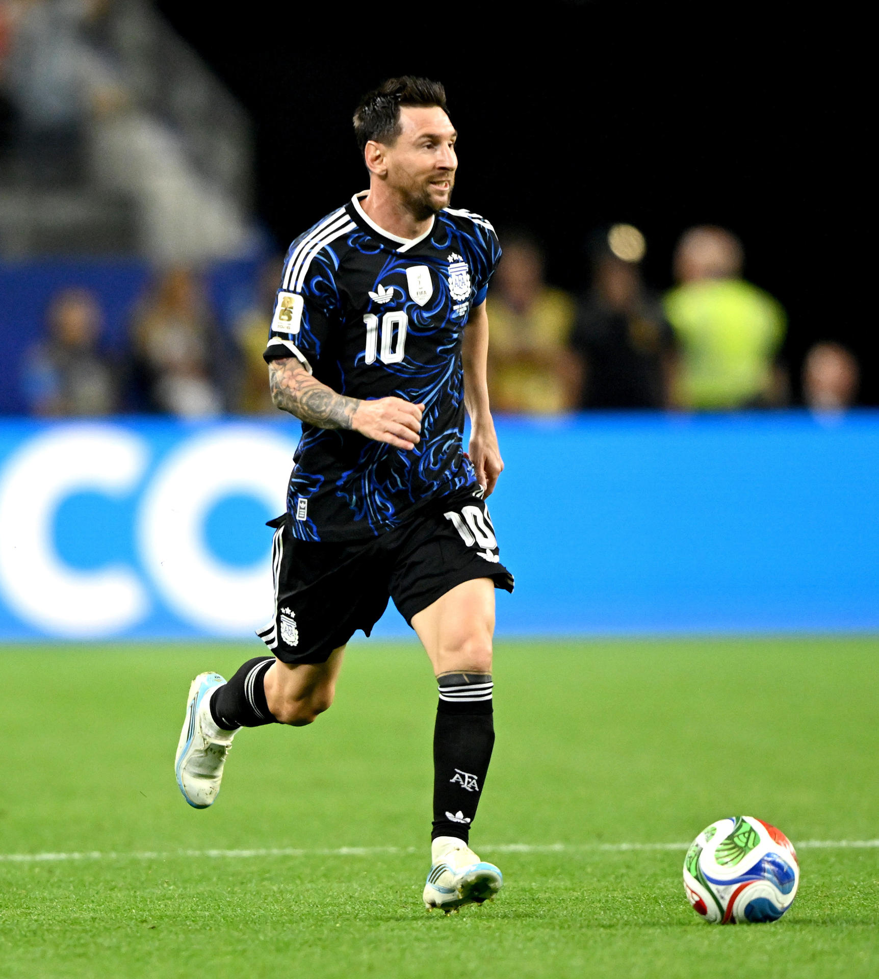 Lionel Messi descansó una hora y en los restantes 30 minutos anotó un golazo de tiro libre que lo consolidó en Arlington (Texas) con 6 como máximo goleador del torneo y elevó a 19 su récord en la historia de todas las copas. EFE/EPA/ALBERT PENA
