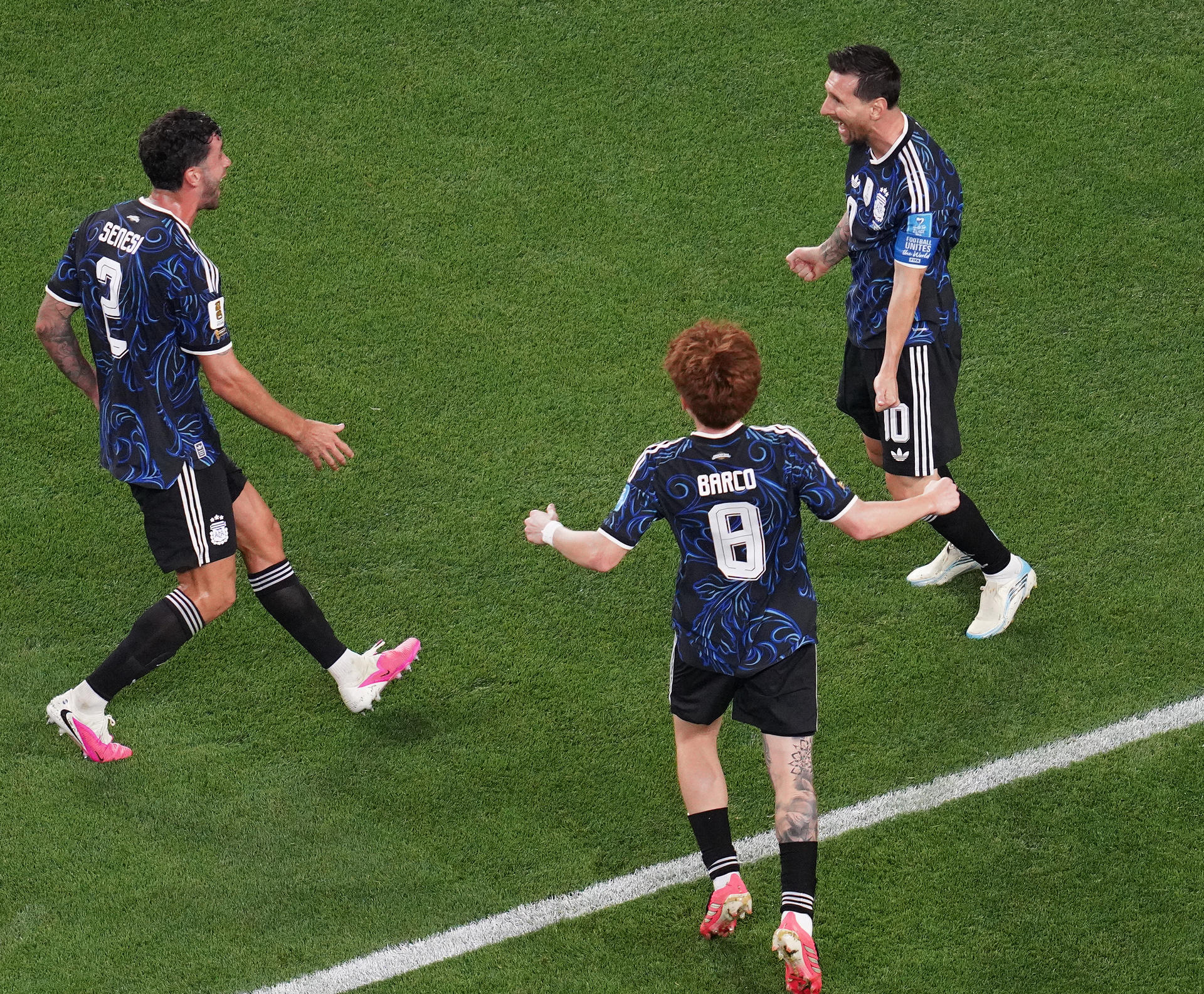 Lionel Messi (d) descansó una hora y en los restantes 30 minutos anotó un golazo de tiro libre que lo consolidó en Arlington (Texas) con 6 como máximo goleador del torneo y elevó a 19 su récord en la historia de todas las copas. EFE/EPA/ALBERT PENA
