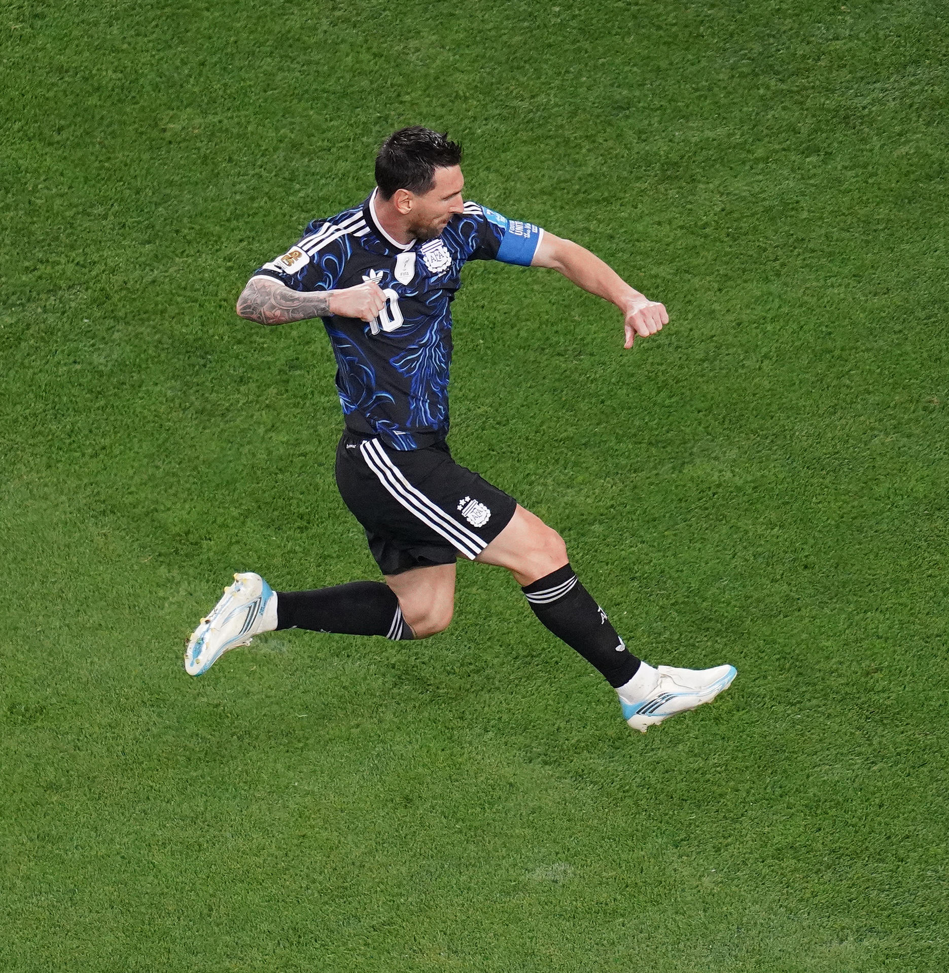 Lionel Messi descansó una hora y en los restantes 30 minutos anotó un golazo de tiro libre que lo consolidó en Arlington (Texas) con 6 como máximo goleador del torneo y elevó a 19 su récord en la historia de todas las copas. EFE/EPA/ALBERT PENA
