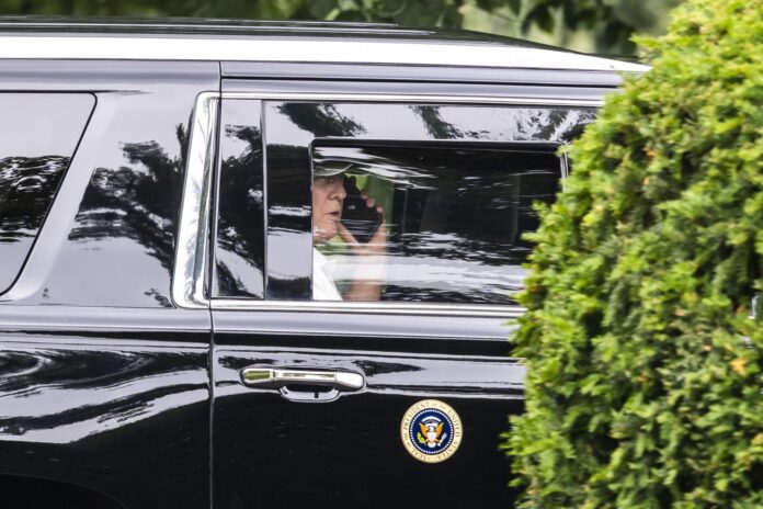 El presidente de Estados Unidos, Donald Trump, fue captado este 27 de junio al hablar por teléfono a bordo de un automóvil, a la salida de la Casa Blanca, en Washington DC (EE.UU.). EFE/Jim Lo Scalzo/Pool

