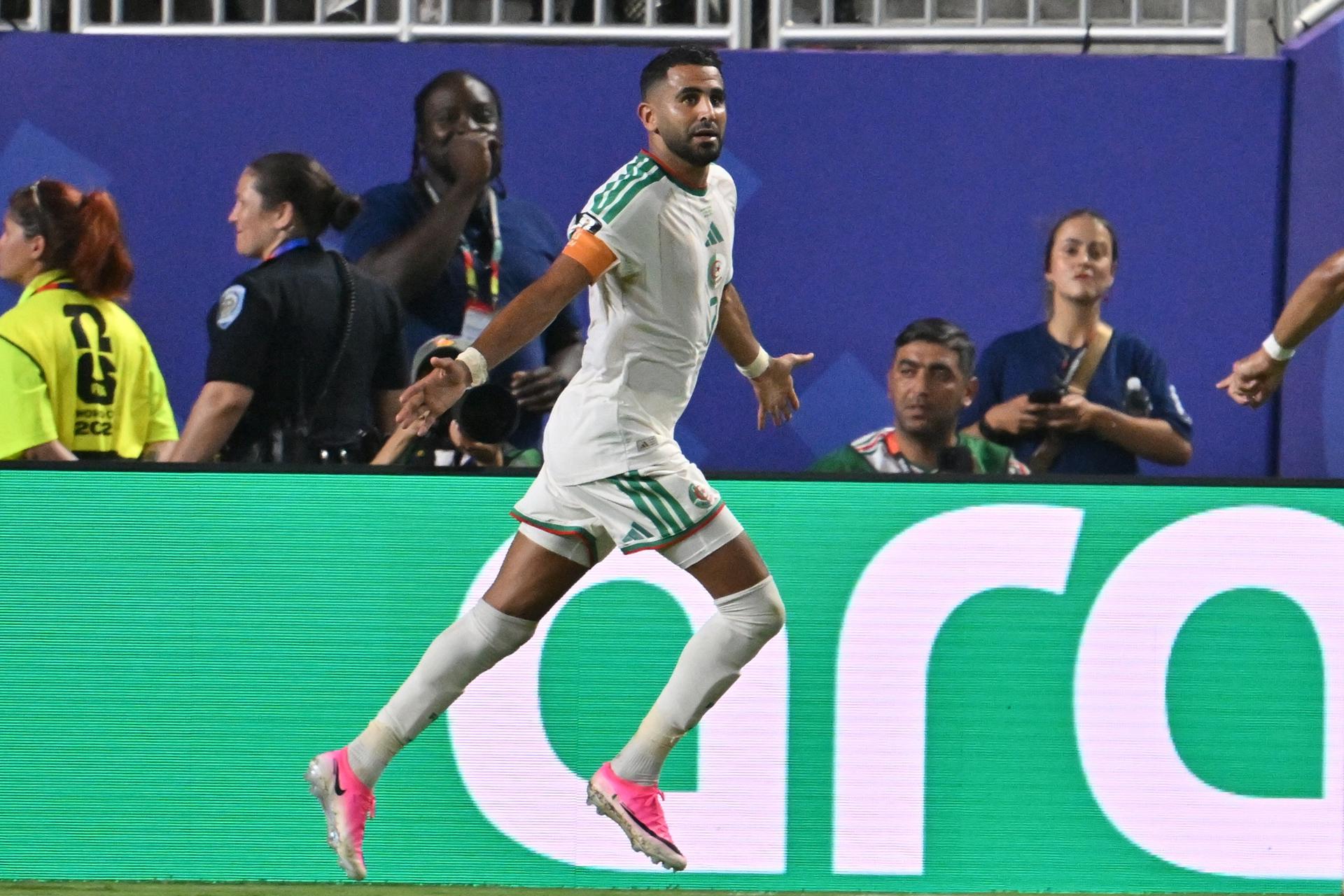 Riyad Mahrez, de Argelia, celebra tras marcar un gol durante el partido de la fase de grupos de la Copa Mundial de la FIFA 2026 entre Argelia y Austria en Kansas City (EE.UU.). EFE/AMY KONTRAS
