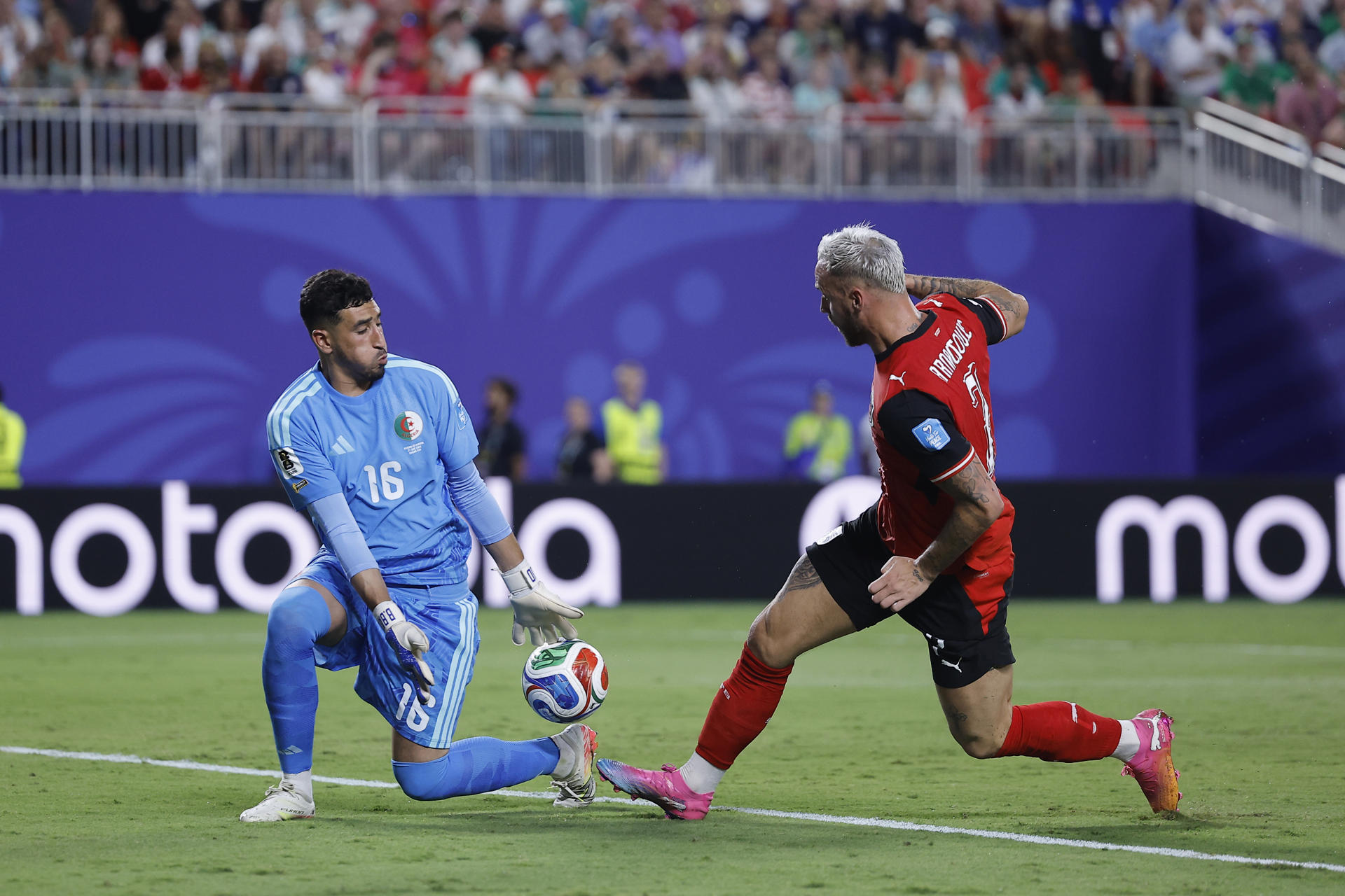 Marko Arnautovic (d), de Austria, anota un gol en un partido del grupo J del Mundial de la FIFA 2026 entre Argelia y Austria en el estadio de Kansas City (EE.UU.). EFE/ Juan Ignacio Roncoroni
