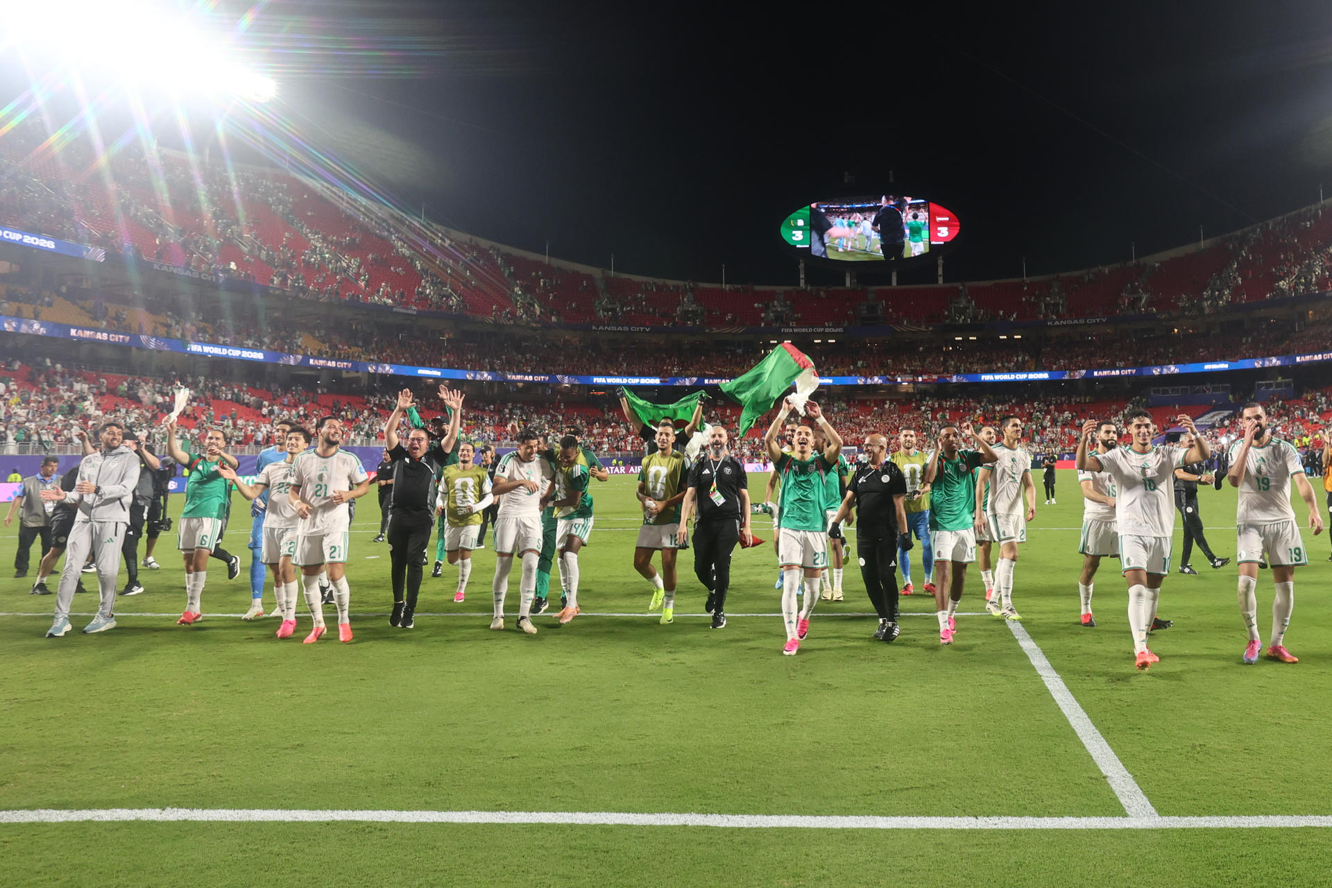 Jugadores de la selección de Argelia celebran este sábado la clasificación a los dieciseisavos de final del Mundial, instancia en la que chocarán con Suiza. EFE/ Juan Ignacio Roncoroni
