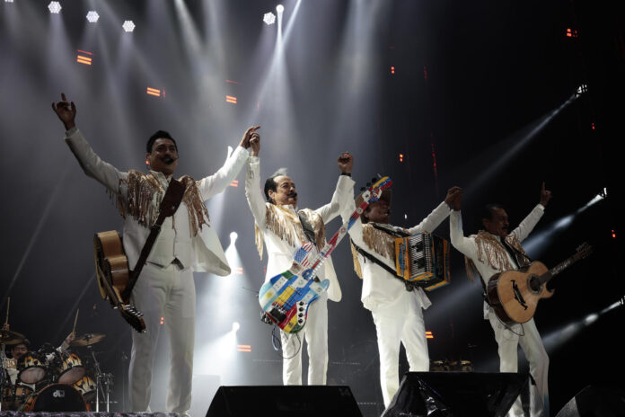 Los integrantes de la agrupación mexicana 'Los Tigres del Norte', Luis Hernández (i), Hernán Hernández (2-i), Jorge Hernández (2-d) y Eduardo Hernández fueron captados este 27 de junio, durante un concierto en el Estadio GNP, en Ciudad de México (México). EFE/José Méndez
