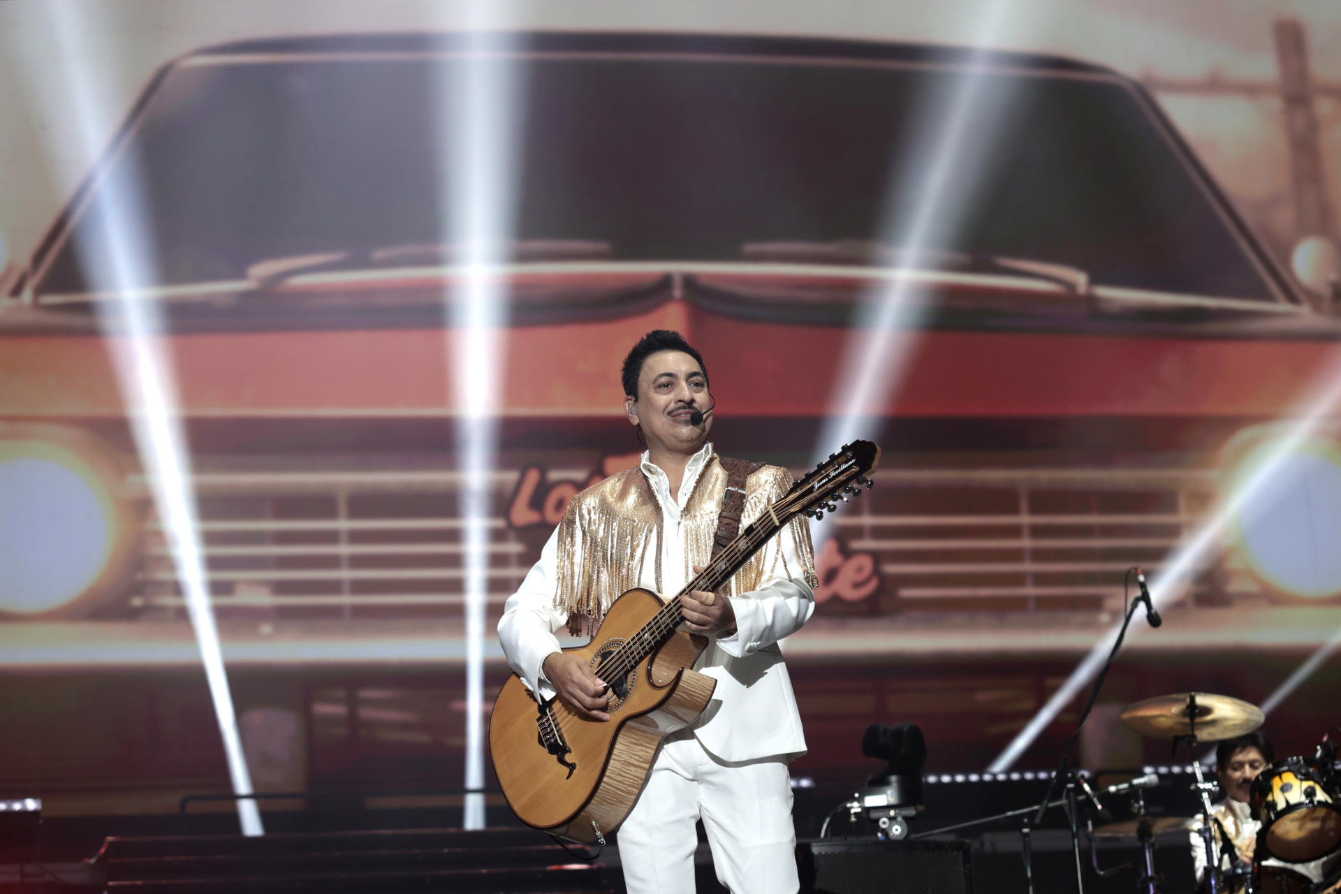 El integrante de la agrupación mexicana 'Los Tigres del Norte' Luis Hernández fue captado este 27 de junio, durante un concierto en el Estadio GNP, en Ciudad de México (México). EFE/José Méndez
